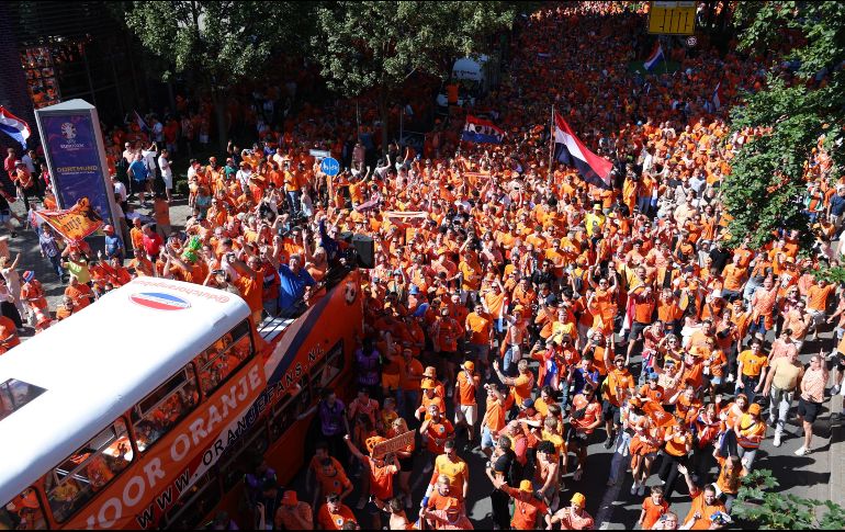 La numerosa porra neerlandesa y los grupos ultras de Inglaterra crearon una peligrosa combinación. EFE/C. Neundorf