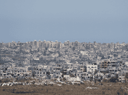 A pesar del rescate de 60 cuerpos, todavía quedan decenas de muertos atrapados bajo los escombros luego del ataque. En la fotografía, edificios destruidos en Gaza.  EFE / A. SULTAN
