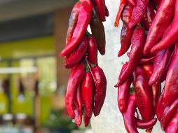 Los expertos sugieren moderar el consumo de chile con todo y sus múltiples beneficios para la salud. ESPECIAL / Foto de Paul La Rosa en Unsplash