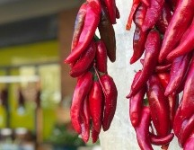 Los expertos sugieren moderar el consumo de chile con todo y sus múltiples beneficios para la salud. ESPECIAL / Foto de Paul La Rosa en Unsplash