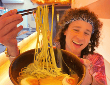 El influencer decidió adquirir parte de su restautante de comida japonesa favorito en el 2020. Ahora dice que es el mejor de todos. ESPECIAL / Miniatura de Luisito Comunica en YouTube