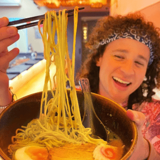 ¿Cuánto cuesta comer en restaurante de Luisito Comunica?