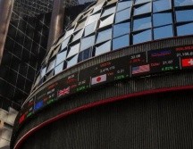 En la jornada, el peso se apreció un 0.11 % frente al dólar, al cotizar en 17.78 unidades por billete verde, tras valuarse en los 17.8 en la sesión previa, según datos del Banco de México. NTX / ARCHIVO
