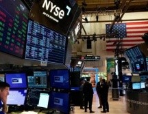 Al término de la jornada en la Bolsa de Nueva York, el Dow Jones subió a 39.748 puntos, el selectivo S&P 500 bajó un 0.88 %, a cinco mil 584 unidades, y el tecnológico Nasdaq retrocedió un 1.92 %, a 18.288 enteros. AFP / ARCHIVO