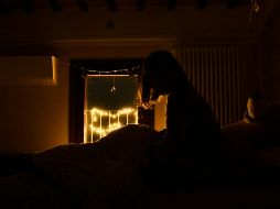 Los adolescentes se acostumbran a dormir y despertar tarde, lo que retrasa la fase del sueño profundo, un factor crucial para la consolidación de la memoria, y esto se acrecentó durante el confinamiento. ESPECIAL / Foto de Greta Bartolini en Unsplash