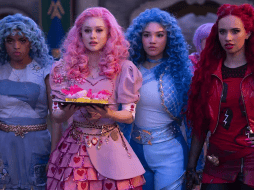 La trama se centra en un plan tramado por la Reina de Corazones contra Auradon, lo cual obliga a Red y Chloe a unir fuerzas y viajar en el tiempo para modificar el evento que llevó a la madre de Red a abrazar el lado oscuro. Disney/Quantrell Colbert