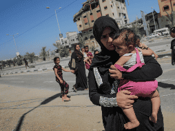 Se cree que todavía hay muchos cadáveres bajo los escombros. En la fotografía, familias siendo desplazadas. EFE/EPA/M. SABER