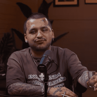 Nodal consiente a "Chichí", su nueva mascota y mejor amigo