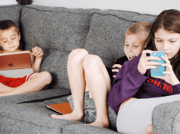 Lo más importante es tomar la decisión basándose en la evaluación de las necesidades individuales del niño, su madurez y la capacidad de manejar las responsabilidades que conlleva tener un dispositivo móvil. CANVA