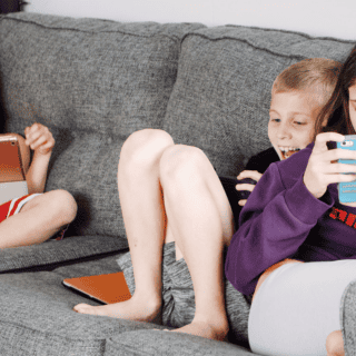 Esta es la edad adecuada para dar su primer teléfono celular a tu niño