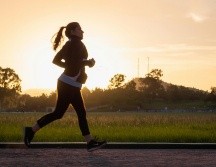 Los efectos beneficiosos del ejercicio físico moderado son buenos para quienes lo practican, pero además ya se sabe que se transmiten como herencia incluso hasta la segunda generación. ESPECIAL / Foto de Alex McCarthy en Unsplash