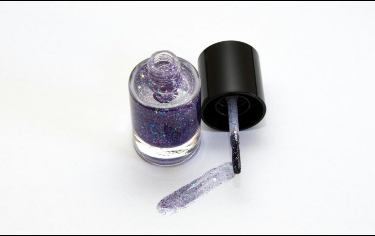 Aquí te decimos cómo eliminar el esmalte de tus prendas, y cualquier otra tela, con un sencillo truco. UNSPLASH / G. Mihalcea