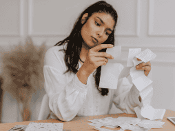 Comprender los conceptos por los cuales pueden descontarte dinero de tu salario es esencial para gestionar adecuadamente tus finanzas personales y laborales.  CANVA