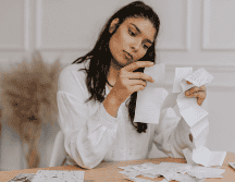 Comprender los conceptos por los cuales pueden descontarte dinero de tu salario es esencial para gestionar adecuadamente tus finanzas personales y laborales.  CANVA