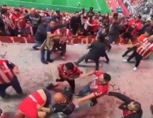 Una decena de hombres participan en una pelea. ESPECIAL