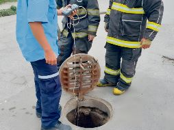 Personal del SIAPA, Protección Civil del Estado y del municipio de Tonalá trabajan en la limpieza del drenaje de la zona afectada. CORTESÍA