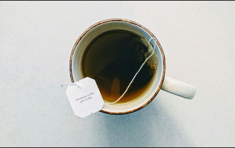 El té puede generar efectos positivos siempre y cuando se mantenga un estilo de vida saludable. ESPECIAL / Foto de Drew Taylor en Unsplash