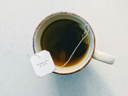 El té puede generar efectos positivos siempre y cuando se mantenga un estilo de vida saludable. ESPECIAL / Foto de Drew Taylor en Unsplash