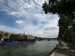 La ministra se zambulló en las aguas del Sena, cerca de donde está previsto la disputa de las pruebas olímpicas de natación en aguas abiertas y el triatlón. AFP / E. Dunand