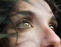 Las cataratas son una opacidad del cristalino del ojo que puede llevar a una disminución de la visión y, en casos graves, a la ceguera. UNSPLASH/ Marina Vitale