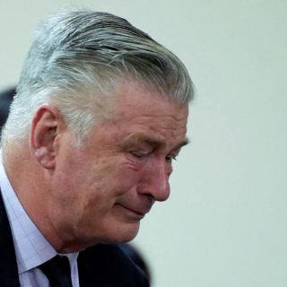 Captan reacción de Alec Baldwin tras ser liberado de los cargos