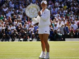 Krejcikova, que sucede en el palmarés a Marketa Vondrousova, volverá a meterse en el Top-10 del tenis femenino a partir del lunes. EFE / T. Akmen