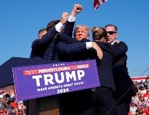 El expresidente Donald Trump es rodeado por agentes del Servicio Secreto de Estados Unidos. AP