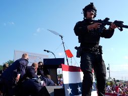 El expresidente y virtual candidato republicano a la presidencia Donald Trump es custodiado. AP