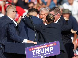 Los estallidos continuaron cuando los agentes lo custodiaban en el escenario. AP/ E. Vucci.