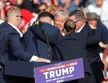 Los estallidos continuaron cuando los agentes lo custodiaban en el escenario. AP/ E. Vucci.