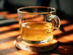 El cedrón es conocido por sus propiedades sedantes, lo que lo convierte en una excelente opción para quienes buscan alternativas naturales para aliviar el estrés y la ansiedad. ESPECIAL / Foto de Luke Oslizlo en Unsplash