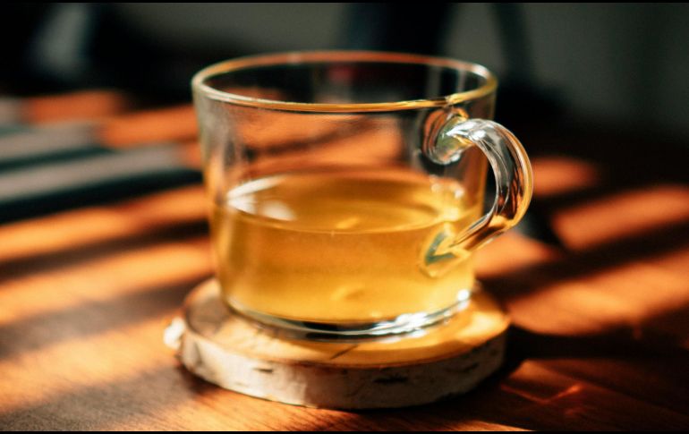 El cedrón es conocido por sus propiedades sedantes, lo que lo convierte en una excelente opción para quienes buscan alternativas naturales para aliviar el estrés y la ansiedad. ESPECIAL / Foto de Luke Oslizlo en Unsplash