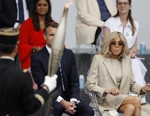 El presidente Emmanuel Macron, junto a su esposa Brigitte, saludó la llegada de la antorcha olímpica con la interpretación del himno nacional francés, la Marsellesa. EFE / Y. Valat