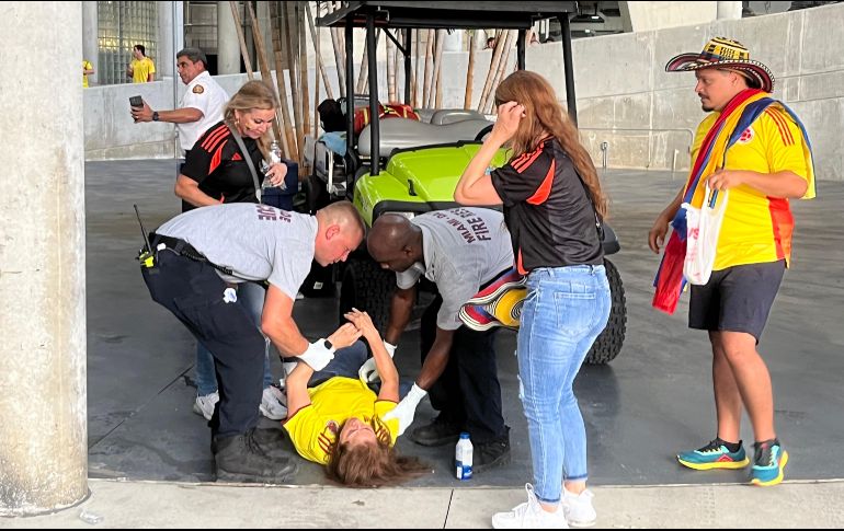 Los hinchas lograron desbordar los portones de seguridad Hard Rock Stadium en las horas previas al encuentro. EFE/ D. Villafranca.