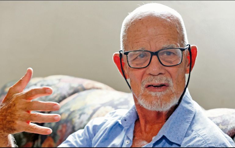 El escritor comparte que ahora abraza el budismo y la psicología del personaje. EFE