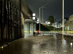 Un vehículo que quedó varado en el paso a desnivel de Periférico y el ITESO. X / PCJalisco