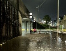 Un vehículo que quedó varado en el paso a desnivel de Periférico y el ITESO. X / PCJalisco