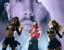 Durante su presentación en Sevilla, el cantante Manuel Turizo festejó la victoria de la “Furia Roja” sobre Inglaterra en la Eurocopa 2024. EFE/ Raúl Caro