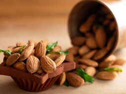 Las almendras son una excelente fuente de grasas saludables, proteínas, fibra, vitaminas y minerales esenciales.  CANVA