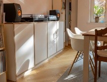 El suelo vinílico es un revestimiento plástico fabricado de PVC -policloruro de vinilo-, conocido por su resistencia a la humedad. UNSPLASH/ Pickawood