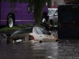 Si dejas que tu vehículo se exponga por tiempo prolongado a la lluvia, incrementan las probabilidades de sufrir humedad interna. SUN / ARCHIVO