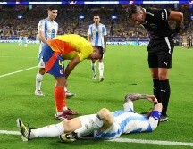 La escena mostraba su tobillo derecho visiblemente hinchado, evocando recuerdos de la lesión de Maradona en el Mundial de 1990. El jugador de 37 años se mostró visiblemente afectado. AFP/ARCHIVO