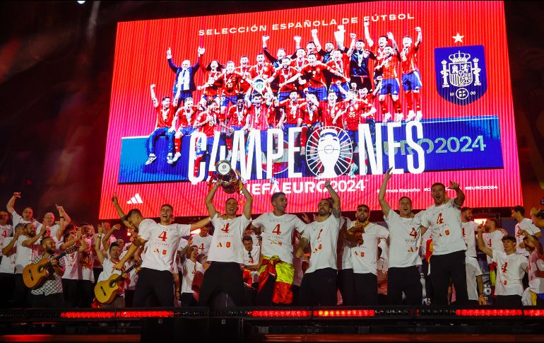 Los seleccionados españoles pusieron el ambiente festivo, la música y los cánticos tras conseguir su cuarto título europeo. EFE/J. Gandul