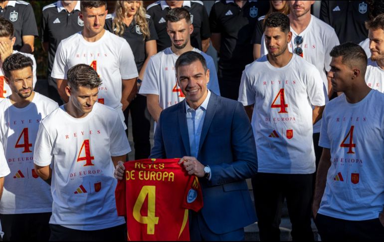 El presidente Pedro Sánchez también reconoció a los campeones. EFE/D. González