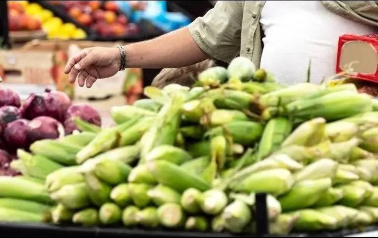 Cuidar tu economía personal al acudir al Martes de Frescura en Walmart. EFE / Archivo
