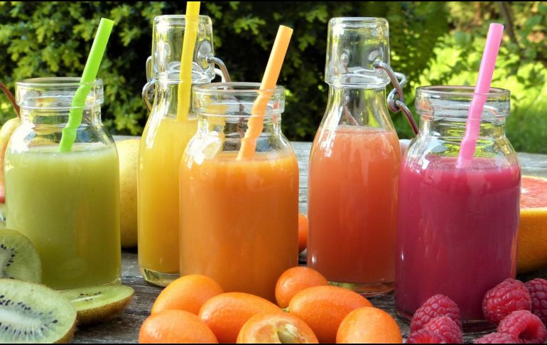Si bien este jugo puede ser beneficioso como complemento para tu dieta, es esencial consultar con un profesional de la salud antes de hacer cambios significativos en tu alimentación, especialmente si tienes condiciones médicas preexistentes o estás bajo tratamiento. CANVA