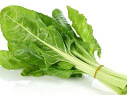 La acelga es una verdura versátil y altamente nutritiva que puede ofrecer una variedad de beneficios para la salud cuando se consume regularmente. CANVA
