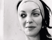 Camilo Blanes aparece en una fotografía sentado con un short y deja al descubierto sus piernas que presentan heridas tipo moretones que llamaron la atención de sus seguidores. INSTAGRAM/ hercitycallale