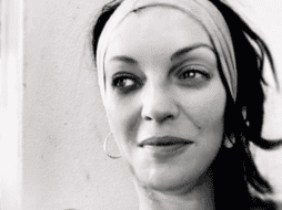 Camilo Blanes aparece en una fotografía sentado con un short y deja al descubierto sus piernas que presentan heridas tipo moretones que llamaron la atención de sus seguidores. INSTAGRAM/ hercitycallale