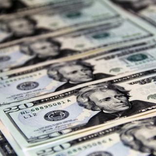 Peso mexicano se fortalece frente al dólar